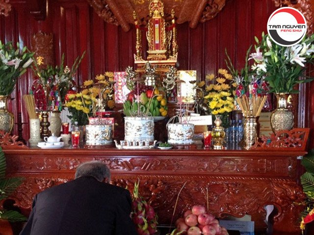 Mâm cúng ông bà tổ tiên trang trọng với hoa quả và nến hương