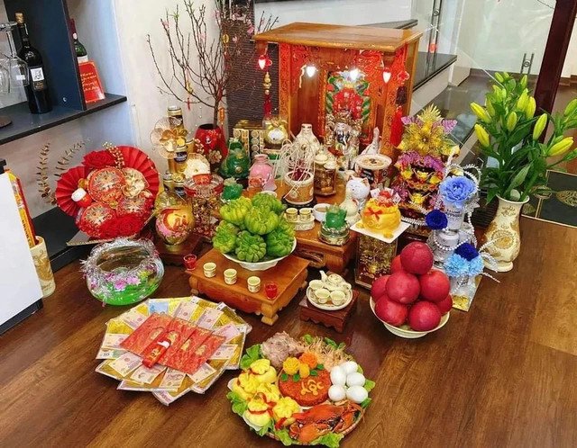 Mâm cúng Ông Địa Thần Tài với đầy đủ lễ vật trang trọng