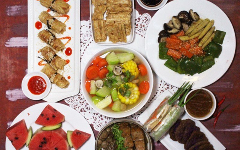 Mâm cúng ông Táo chay tươm tất với nhiều món ăn thanh đạm