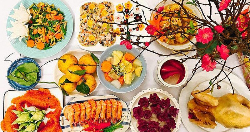 Mâm cúng ông Táo miền Nam với nem, giò và kẹo mè đen đặc trưng