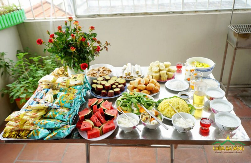 Mâm lễ cầu siêu trang trọng với hoa tươi và trái cây