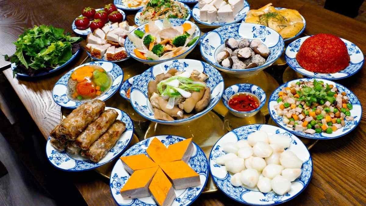 Mâm lễ cúng chay được bày trí trang trọng trước mộ tổ tiên trong lễ cúng Thanh Minh