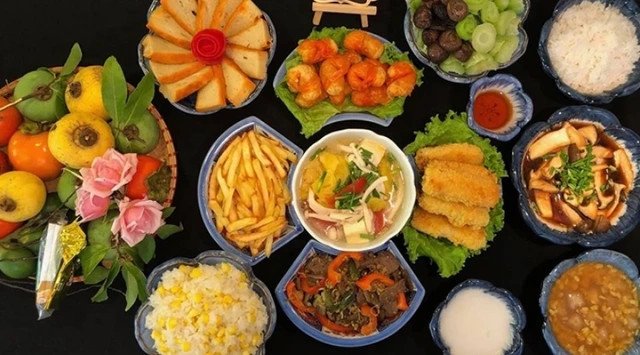 Mâm lễ cúng gia tiên được bày biện trang trọng, thể hiện lòng thành kính
