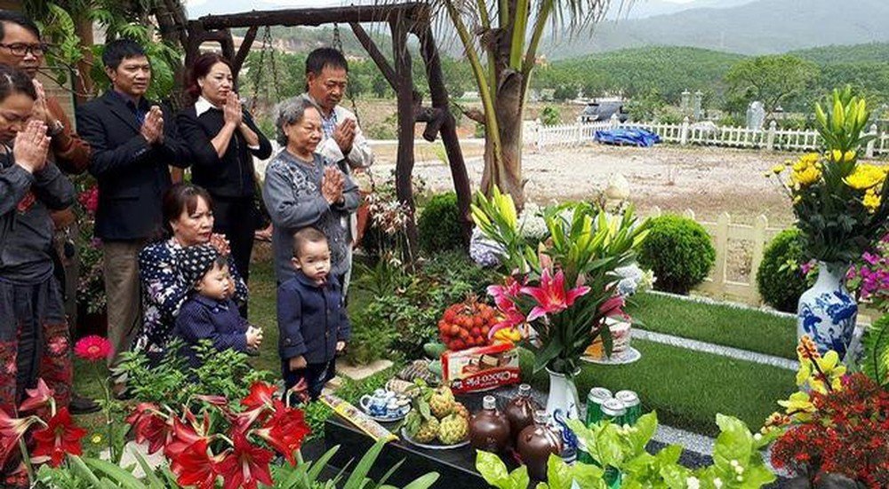 Mâm lễ đầy đủ thể hiện thành ý của con cháu trong nhà với người đã khuất
