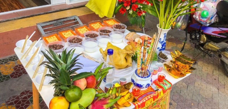 Mâm lễ vật cúng khai trương cửa hàng đầy đủ, thịnh soạn.