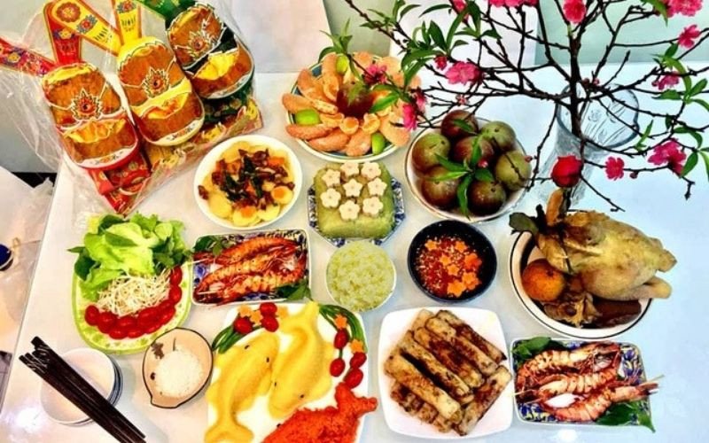 Mâm lễ vật cúng ông Công ông Táo 23 tháng Chạp được bày biện trang trọng với xôi chè, gà luộc, trái cây và hương hoa