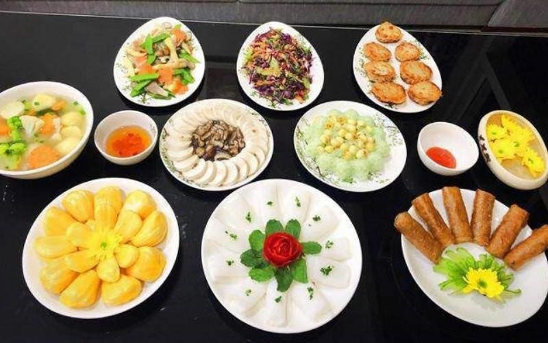 Mâm lễ vật cúng rằm Trung thu đầy đủ với bánh, trái cây và hương hoa