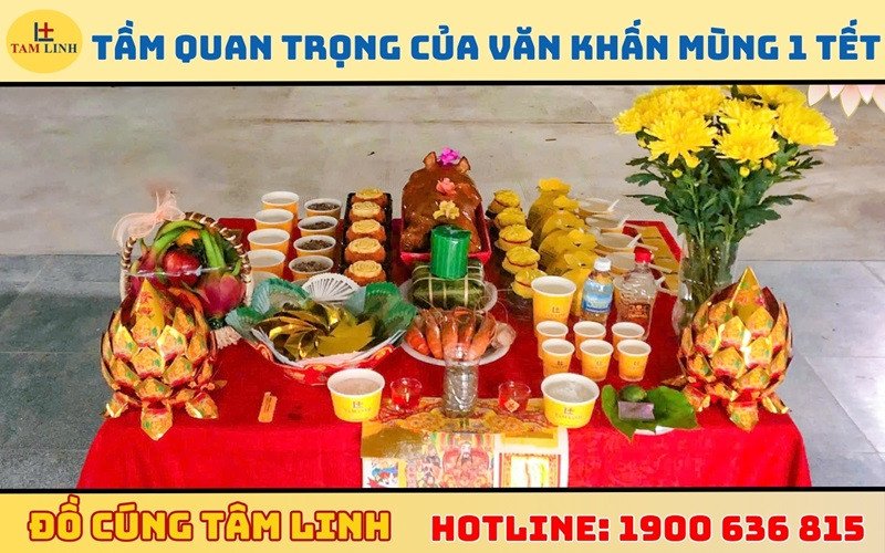 Mâm lễ vật cúng tạ đất đầu năm được chuẩn bị đầy đủ với hương hoa, trái cây và xôi gà.