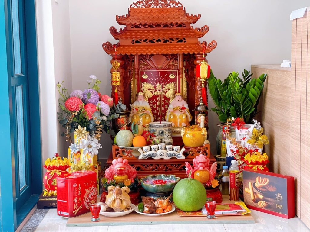 Mâm lễ vật cúng Thần Tài mùng 10 tháng Giêng truyền thống, bao gồm các món mặn và đồ chay, tùy theo tín ngưỡng từng gia đình.