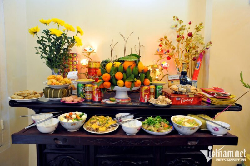 Mâm lễ vật cúng Thổ Công và thần linh vào ngày Rằm hàng tháng với hương hoa quả.