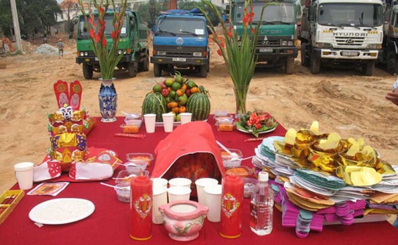 Mâm lễ vật trang trọng cho nghi thức văn khấn cúng đất đầu năm, thể hiện lòng thành kính.
