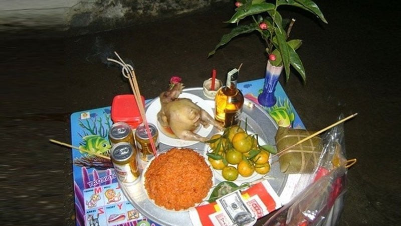 Mâm lễ vật trang trọng cho văn khấn thần linh, thổ địa ngoài trời