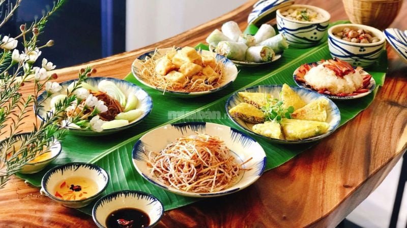 Mâm lễ vật trang trọng dâng lên Mẹ Diêu Trì bao gồm hoa quả, đèn hương