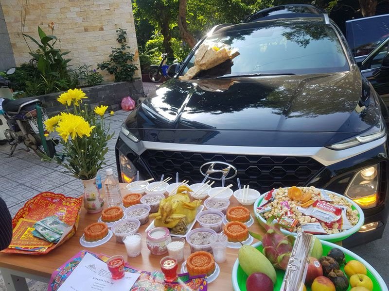 Mâm ngũ quả tươi ngon chuẩn bị cho lễ cúng xe ô tô cũ