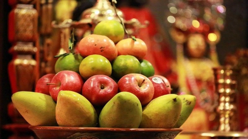 Mâm ngũ quả tươi sắc trang trọng trên bàn thờ khi sắm lễ cúng giỗ thường