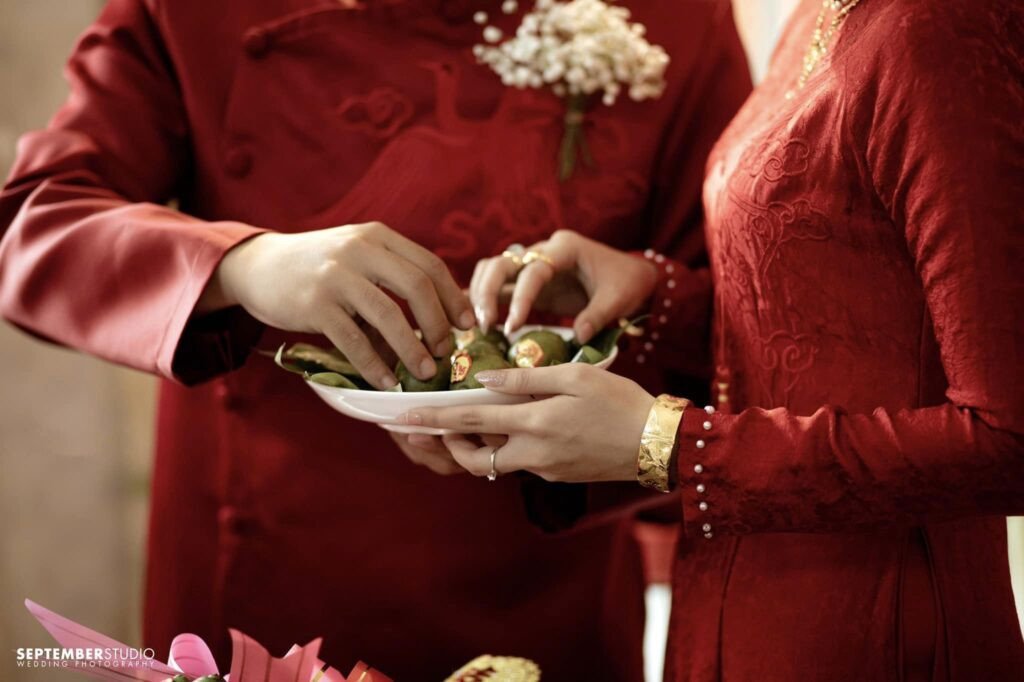 Mâm quả cưới hỏi được chuẩn bị chu đáo, mong một cuộc sống hôn nhân viên mãn