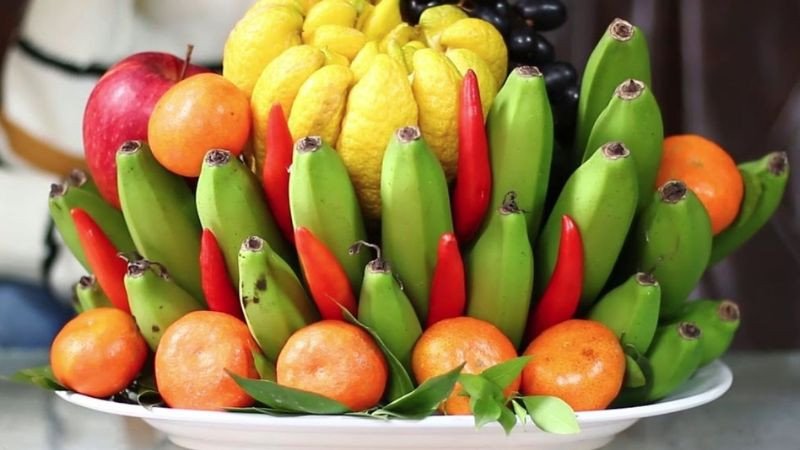 Mâm trái cây cúng ông Táo miền Bắc với chuối, bưởi, phật thủ