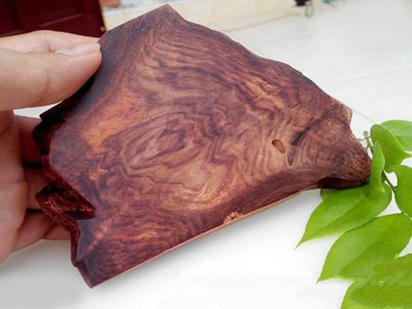 Mảnh gỗ sưa đỏ quý hiếm với đường vân đặc trưng
