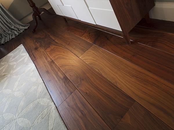 Mặt bàn làm từ gỗ walnut với vân gỗ cuộn xoáy tự nhiên độc đáo và màu sắc ấm áp