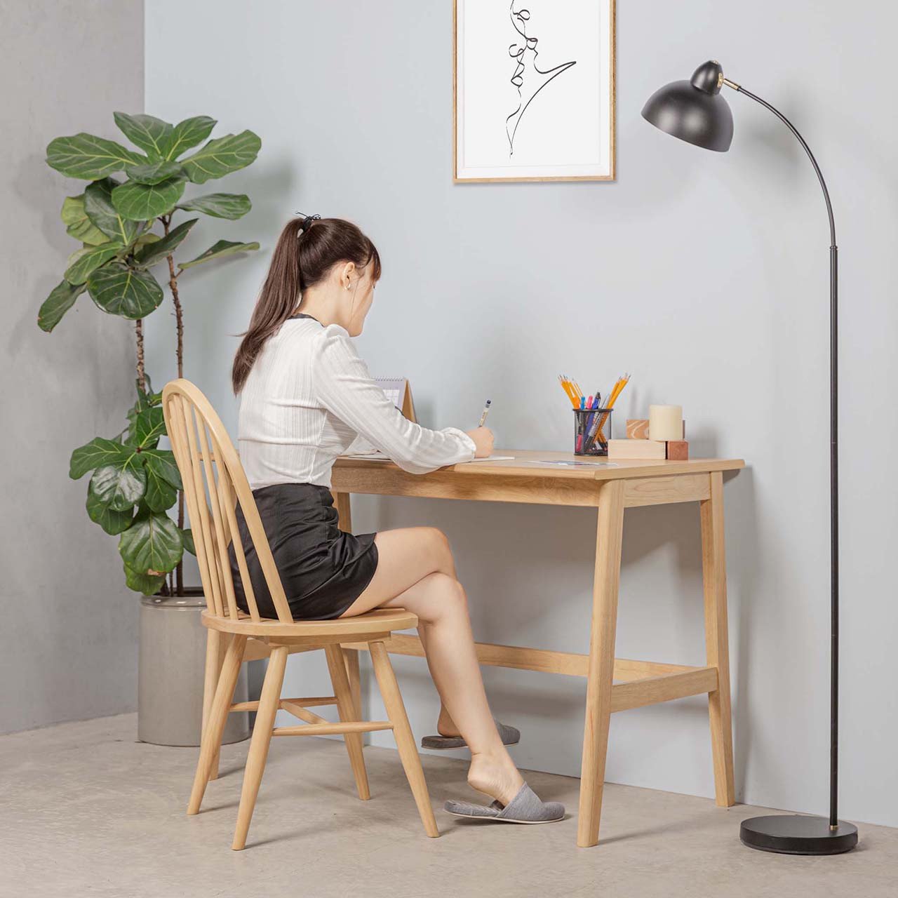 Mặt bàn làm việc phủ lớp bề mặt Veneer tự nhiên, mang vẻ đẹp vân gỗ thật