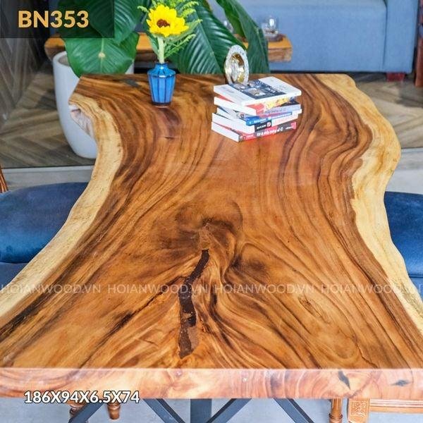 Mặt cắt dọc thân gỗ măn chun thể hiện rõ hệ vân gỗ tự nhiên và màu sắc đặc trưng