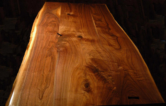 Mặt cắt ngang của thân gỗ Ké với vân gỗ tự nhiên đẹp mắt và màu sắc đặc trưng