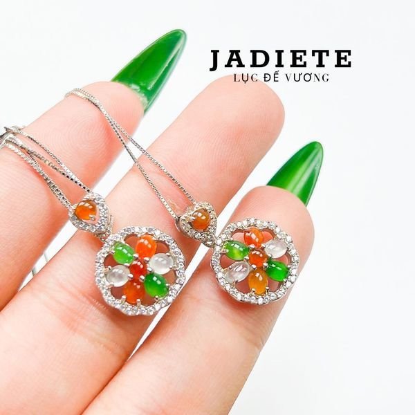 mặt dây chuyền đá ngọc bích xanh mướt, tượng trưng bình an