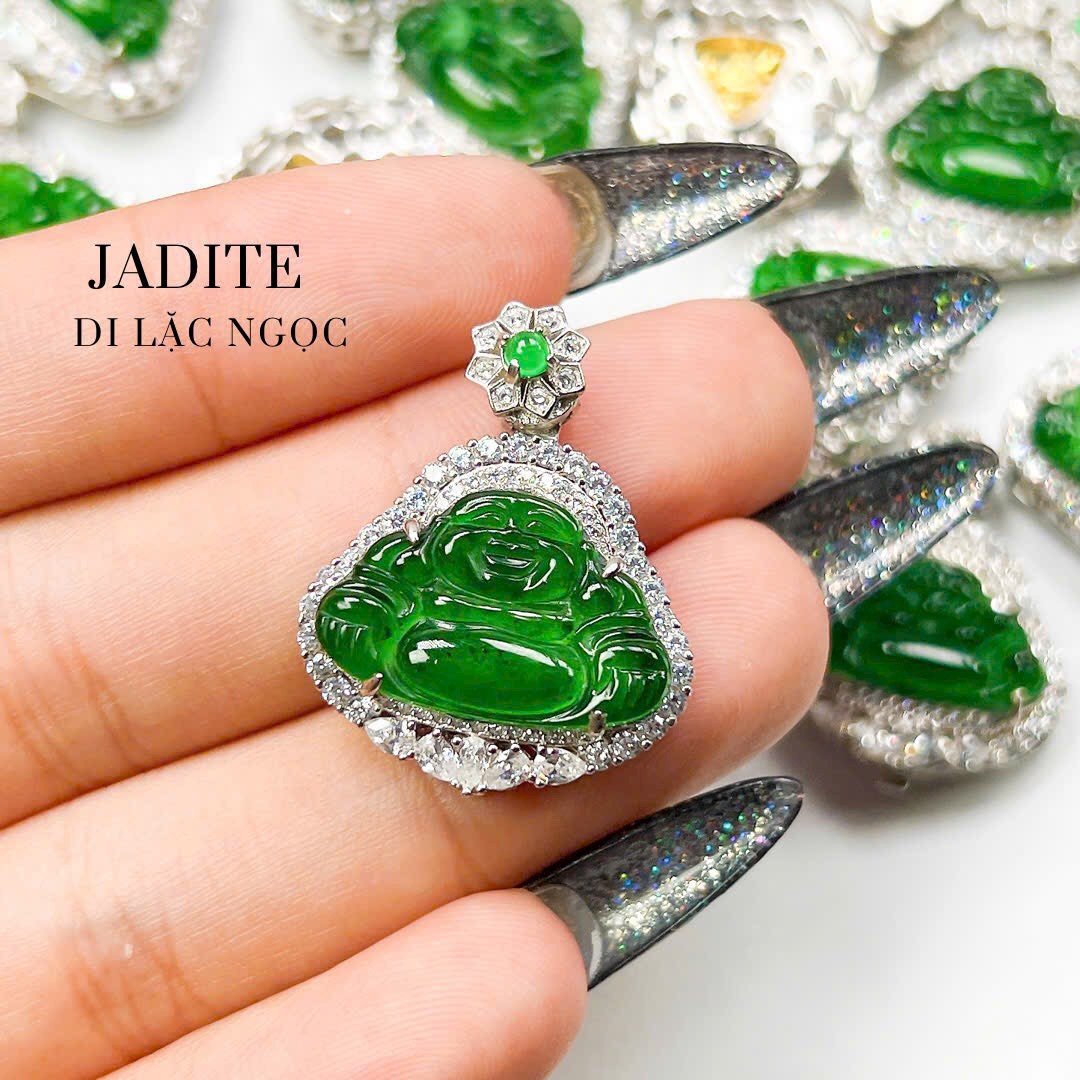 mặt dây chuyền Di Lặc từ ngọc bích mang lại may mắn