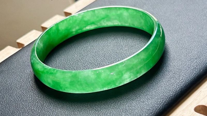 Mặt dây chuyền ngọc cẩm thạch xanh chạm khắc hình rồng