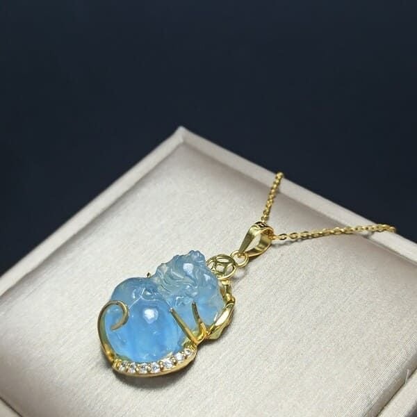 Mặt đeo Tỳ Hưu đá Aquamarine bọc vàng