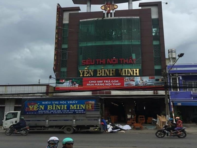 Mặt tiền một siêu thị nội thất lớn nằm trên quốc lộ tại Đồng Nai