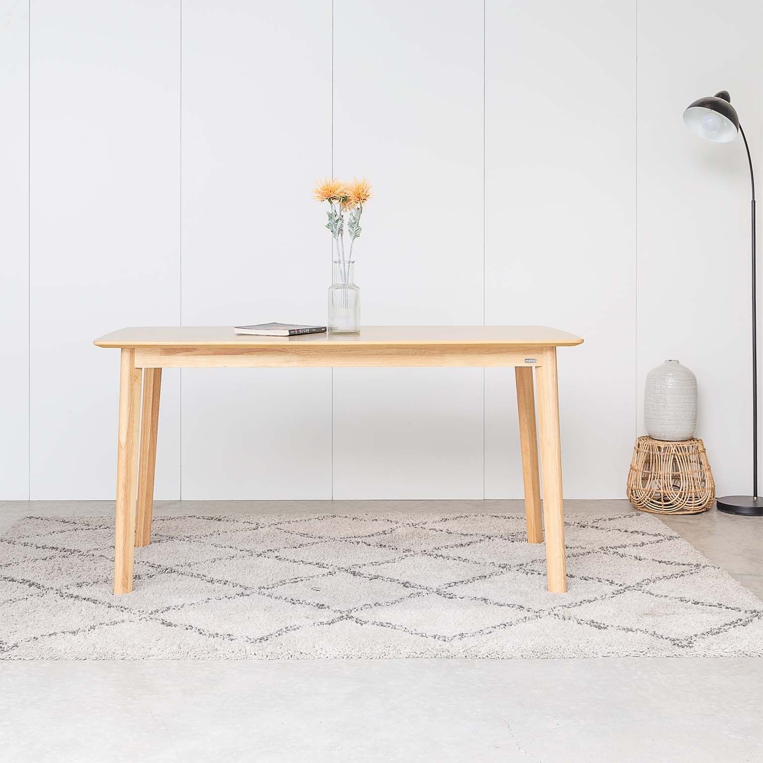 Mẫu bàn ăn có bề mặt phủ gỗ veneer đẹp mắt và bền bỉ