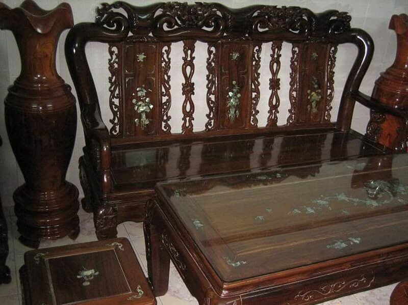 Mẫu bàn được làm từ gỗ chiu liu thể hiện vẻ đẹp vân gỗ