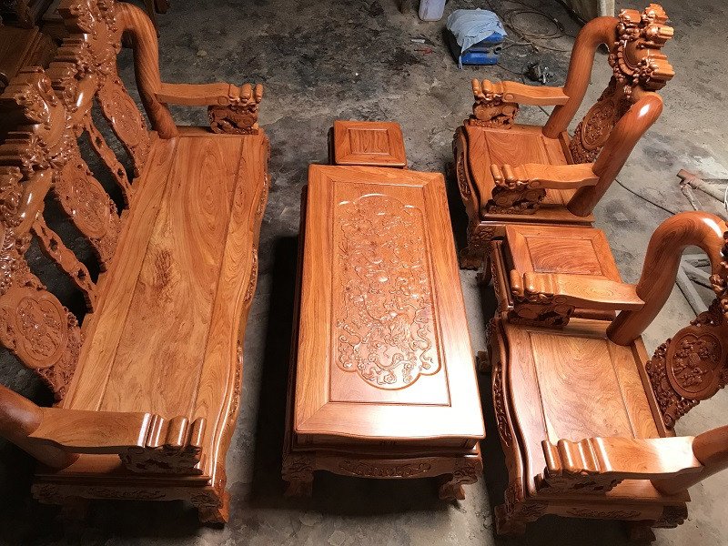 Mẫu bàn ghế gỗ phòng khách chạm Nghê Đỉnh sang trọng, đại diện cho phân khúc giá 50 triệu đồng