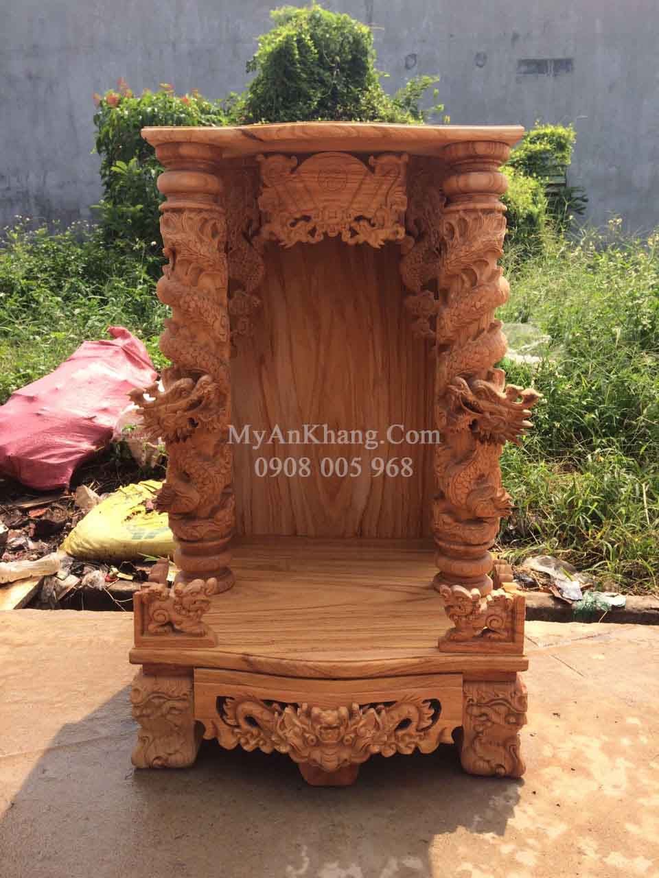 Mẫu bàn thờ Ông Địa Thần Tài gỗ tự nhiên đang trong quá trình phơi mộc tại xưởng Đồ Gỗ Vinh Vượng
