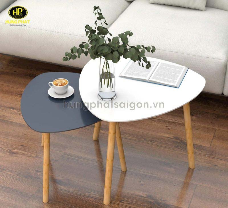 Mẫu bàn trà chỉ có hai chân gỗ tạo cấu trúc độc đáo và ổn định.