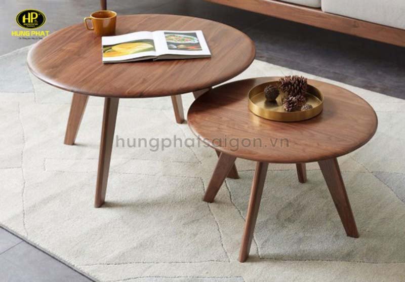 Mẫu bàn trà tròn với chân gỗ tạo điểm nhấn mềm mại cho phòng khách.