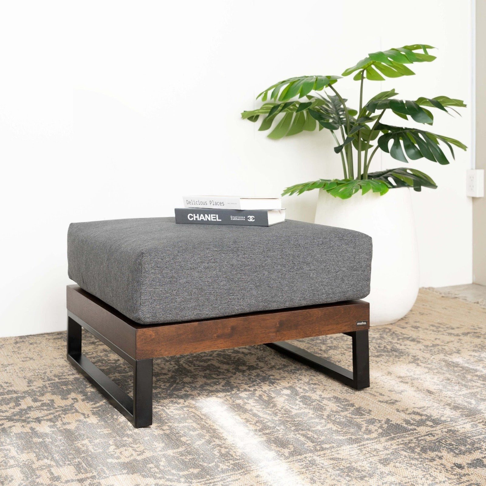Mẫu ghế sofa gỗ mini đơn giản cho không gian đọc sách
