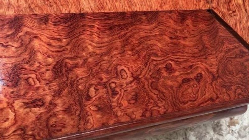 Mẫu gỗ trắc đỏ với tông màu đỏ đặc trưng