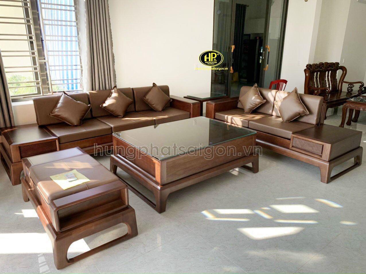 Mẫu sofa gỗ hiện đại với đệm bọc da sang trọng