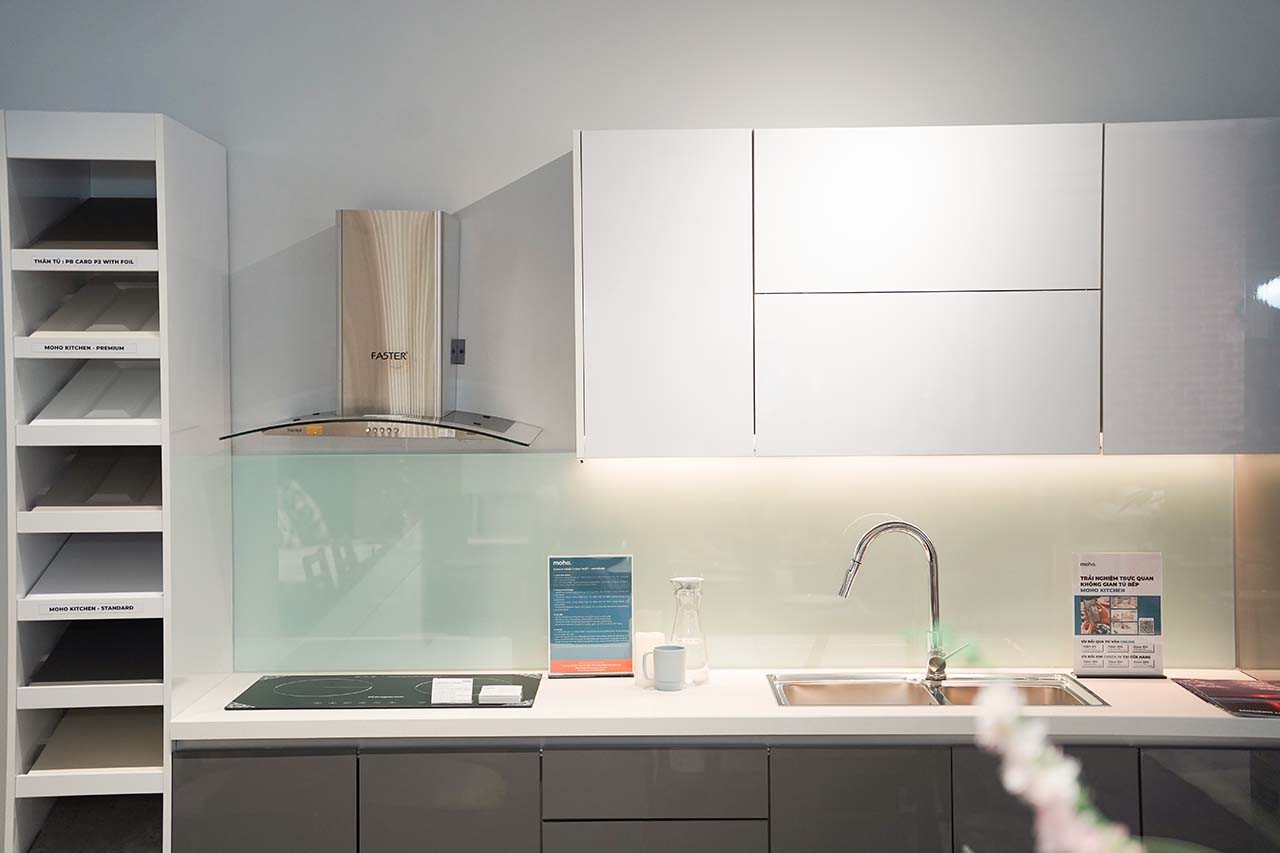 Mẫu tủ bếp gỗ sang trọng trưng bày tại cửa hàng đồ gỗ