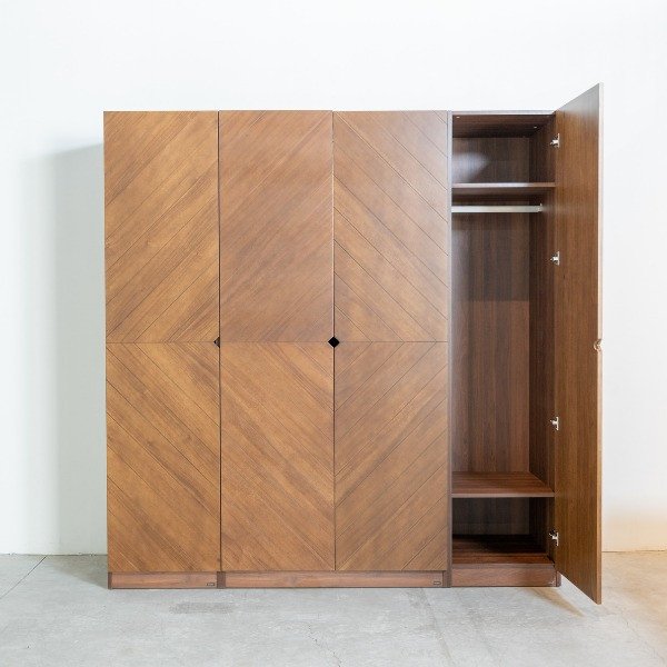 Mẫu tủ quần áo gỗ công nghiệp với họa tiết chạm khắc phong cách cổ điển