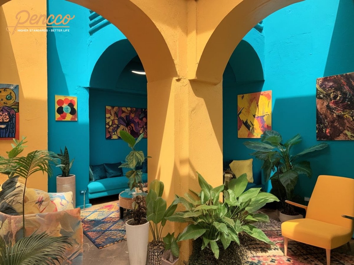 Màu xanh dương và màu vàng tạo không gian nổi bật, năng động.