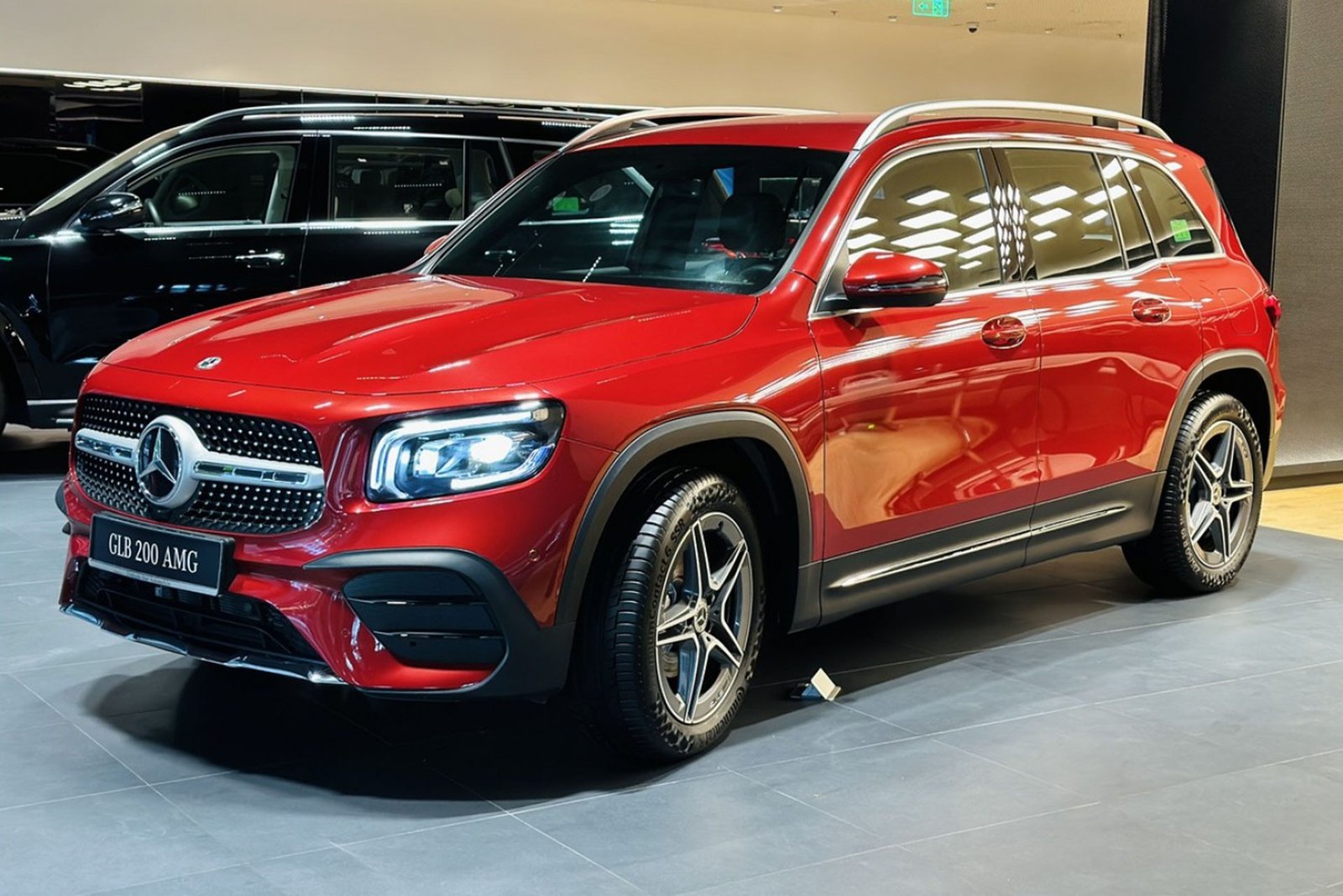 Mẫu xe màu đỏ tương sinh với người Bính Thìn 1976