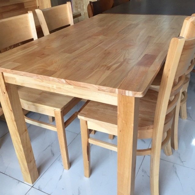 Minh họa cấu trúc và màu sắc đặc trưng của gỗ cao su