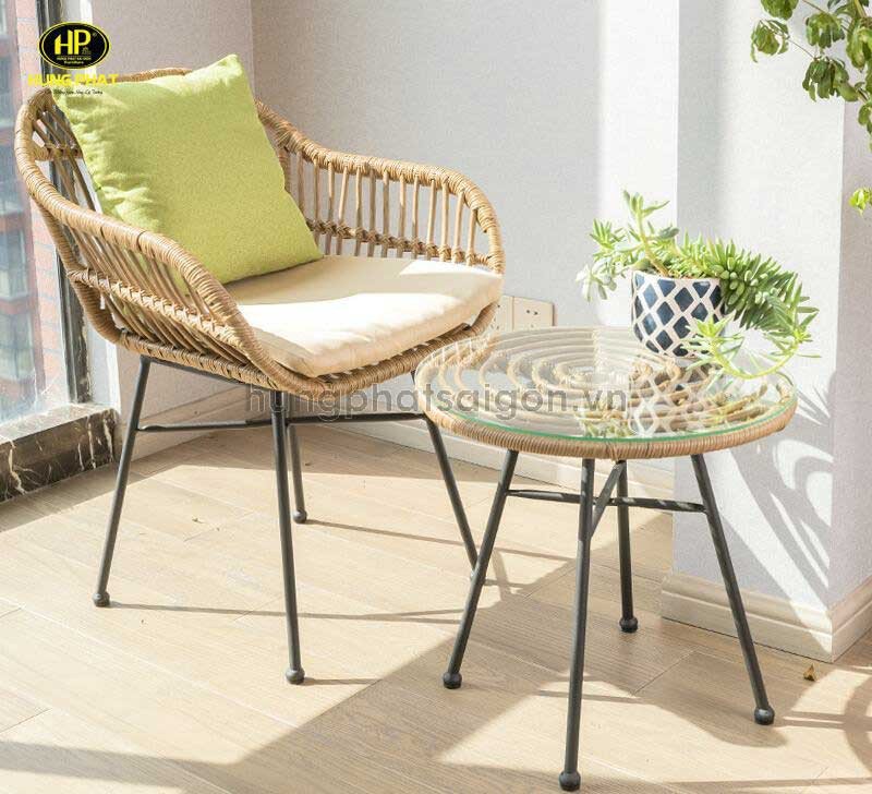 Minh họa độ bền cao của bàn trà ngoài trời qua chất liệu.