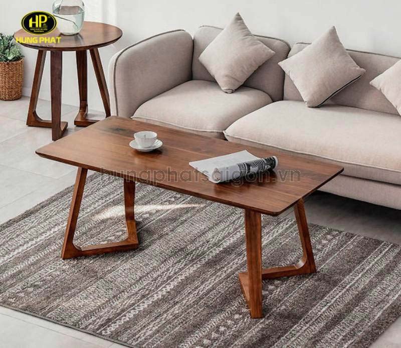 Minh họa việc dễ dàng di chuyển bàn trà nhờ thiết kế chân gỗ nhẹ.