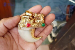 Móng hổ bọc vàng trên bàn tay nam giới, tượng trưng cho tuổi nào hợp đeo móng hổ như Dần và Thìn