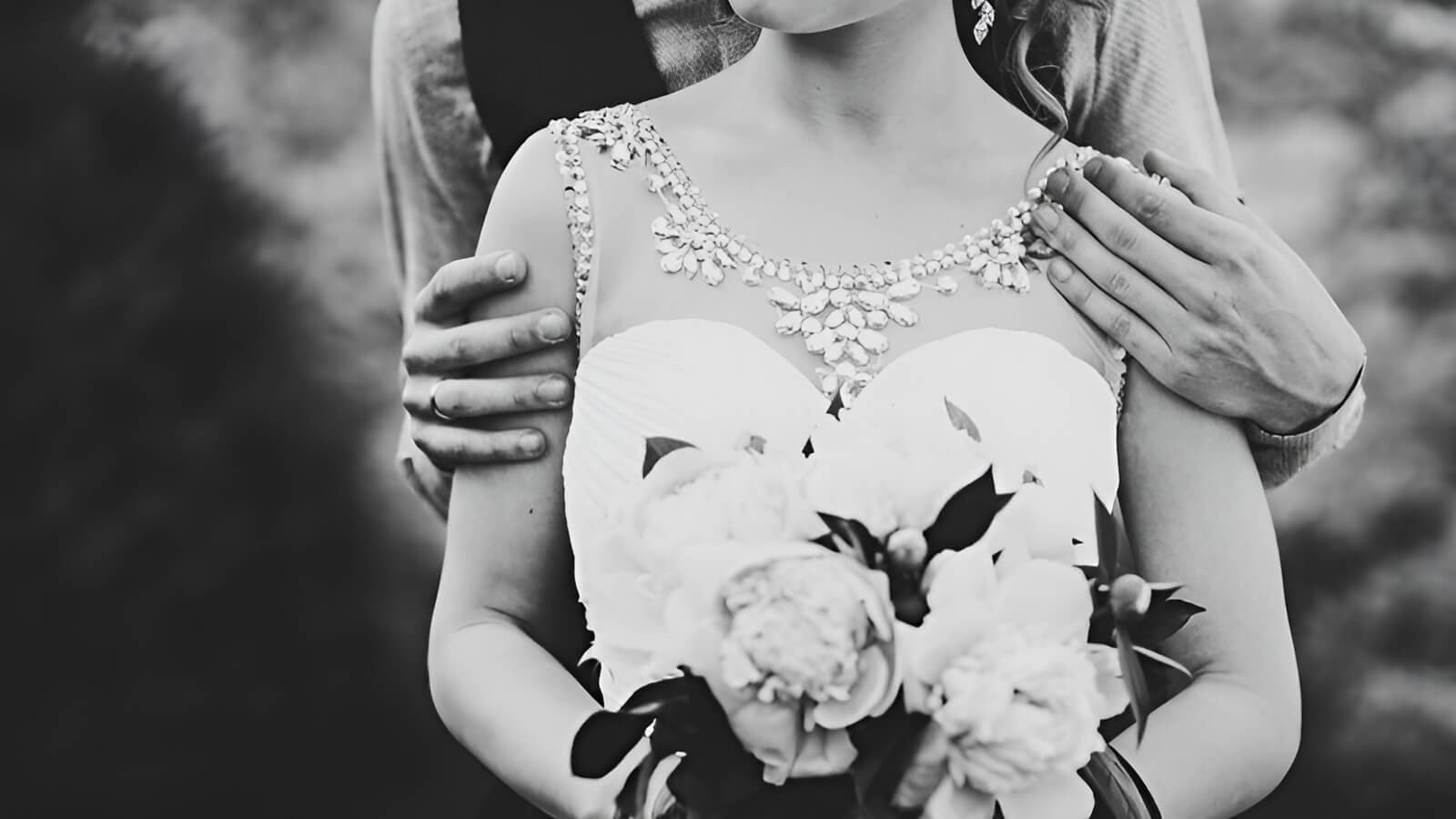 Một cặp đôi đang dạo chơi trên bãi biển, thể hiện sự đồng điệu trong tình yêu và hôn nhân