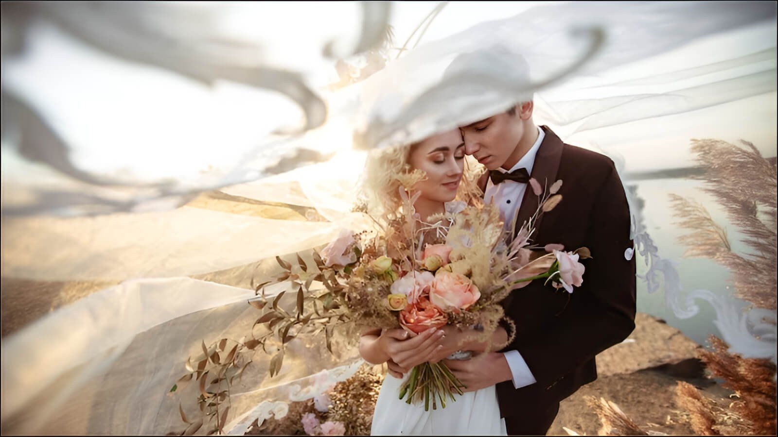 Một đôi vợ chồng đang ôm nhau trong khung cảnh lãng mạn, tượng trưng cho tình yêu và sự thấu hiểu